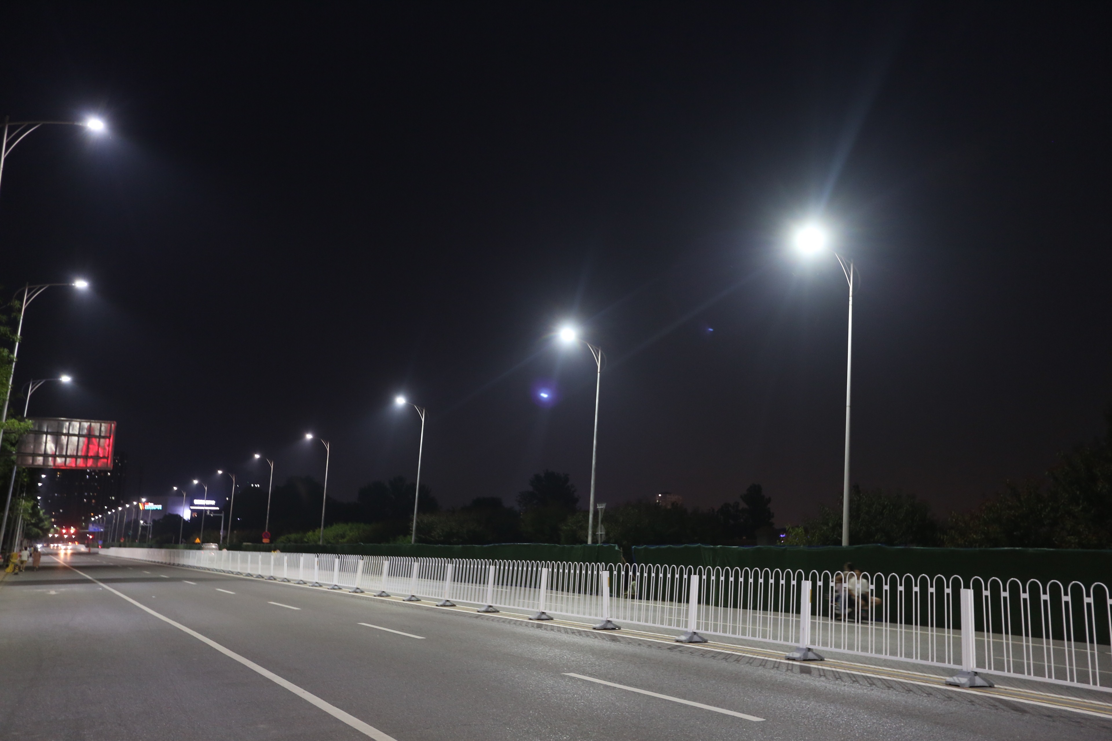 多燈頭LED市電路燈 點亮城市脈絡，構筑智慧照明新生態